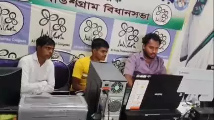 আউশগ্রাম ১: দুঃস্থ পড়ুয়াদের সহযোগিতায় তৃণমূল ছাত্র পরিষদ, কলেজে ভর্তির জন্য গুসকরায় বিধায়ক অফিসে পূরণ করে দেওয়া হচ্ছে ফর্ম