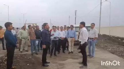 कुम्भराज: कलेक्टर ने अधिकारियों के साथ कुंभराज में बन रहे नए तहसील कार्यालय भवन का निरीक्षण किया