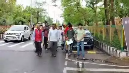 खरगापुर: रतनगुवा से ग्रामीण एसपी कार्यालय पहुंचे, युवक की हत्या पर कार्रवाई की मांग की