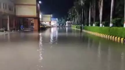 इटावा: जनपद में हुई मूसलाधार बारिश के चलते डॉ भीमराव अंबेडकर संयुक्त जिला अस्पताल परिसर में भरा पानी, मरीज और तीमारदार परेशान