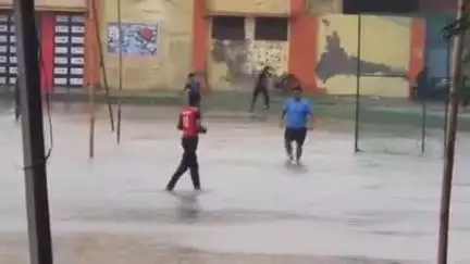 इटावा: जनपद में लगातार 3 दिन से हो रही बारिश से भीषण गर्मी में राहत, तापमान में दर्ज की गई भारी गिरावट