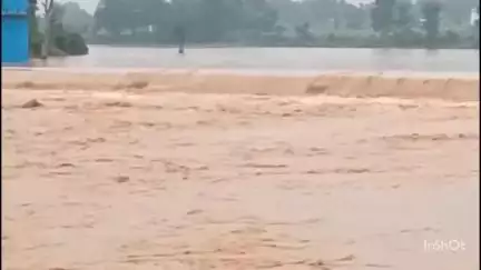 बलरामपुर: लगातार हो रही बारिश के कारण जिले के कनहर नदी में जल स्तर बढ़ा, अलर्ट जारी, आम जन जीवन प्रभावित