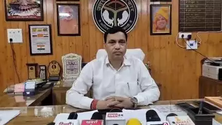 लोनी नगर पालिका परिषद में धरने पर बैठी लोनी मेयर रंजीत धाम अधिशासी अधिकारी पर लगाए थे आरोप वही अधिशासी अधिकारी ने क्या,,
