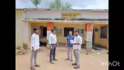 వికారాబాద్: వడిచర్ల పాఠశాలలో నెలకొన్న సమస్యలపై ఎంపీఓ దృష్టికి తీసుకెళ్లిన ప్రధానోపాధ్యాయులు నరేందర్‌ గౌడ్‌