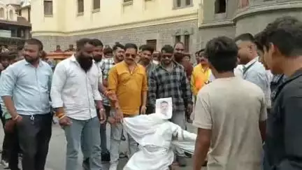 इंदौर में लव जिहाद केस पर बवाल: करणी सेना ने अनवर कादरी का पुतला जलाया.