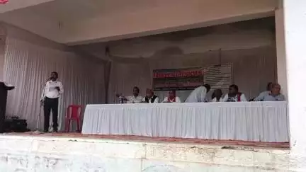 ओबरा: रामलीला मैदान में आदिवासी किसान मजदूरों का विशाल धरना प्रदर्शन, वनाधिकार के तहत पट्टे और आदिवासी जिले की मांग की गई