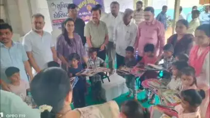 શહેરા: શહેરા તાલુકાની 52 શાળાઓમાં સુવિધા હોસ્પિટલ અને લાયન્સ ક્લબ ઑફ લુણાવાડા દ્વારા 5800 ચોપડાનું વિતરણ કરાયું હતું
