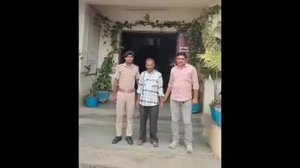 શહેરા: શહેરાના ધમાઈ ગામે બનેલા હત્યાના બનાવમાં આરોપી દિલીપસિંહ પટેલને પોલીસે છોટાઉદેપુરથી ઝડપી પાડ્યો હતો