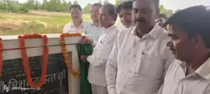आलापुर: विधायक त्रिभुवनदत्त ने मूसेपुर कला में ₹10 लाख की लागत से तैयार बारात घर का किया लोकार्पण