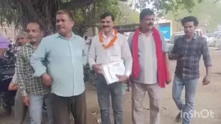 महुआ: महुआ में पंचायत उपचुनाव के लिए कई प्रत्याशियों ने विभिन्न पदों के लिए नामांकन दाखिल किया