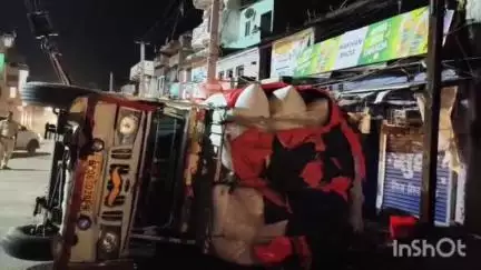 अरवल: जिला मुख्यालय के भगत सिंह चौक के पास भूसा लदी गाड़ी पलटी, ड्राइवर गंभीर रूप से जख्मी