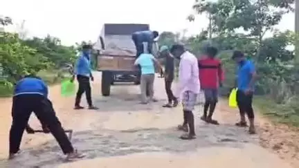 దేవరకద్ర: మదనాపురం మండల పరిధిలోని అజ్జకొల్లు గ్రామ లో గుంతల రోడ్డుకు యువత మరమ్మతులు