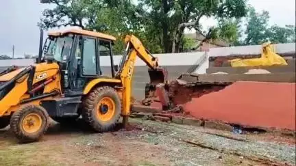 जलडेगा: जलडेगा में बन रहा स्टेडियम पहली बरसात में ही ध्वस्त, गैलरी को जेसीबी से तोड़ा गया