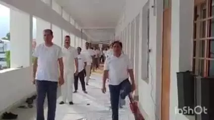 शिवहर: व्यवहार न्यायालय परिसर में जिला जज ने अंतर्राष्ट्रीय योग दिवस पर योग किया, स्वस्थ रहने के लिए योग ज़रूरी बताया