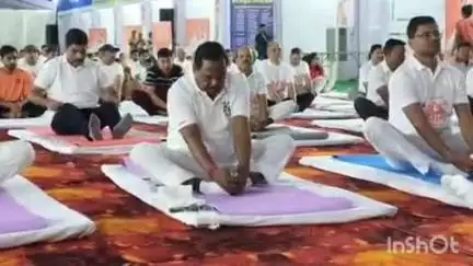 बलरामपुर: हाई स्कूल मैदान में मनाया जा रहा है अंतर्राष्ट्रीय योग दिवस, प्रदेश के कृषि मंत्री राम विचार नेताम हुए शामिल