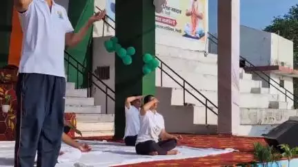 रेवाड़ी: रेवाड़ी के राव तुलाराम स्टेडियम में योग दिवस पर लक्ष्मण यादव की मौजूदगी में हजारों लोगों ने किया योग