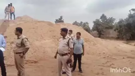 कटघोरा: BJP पार्षद के पुत्र के रेत भंडारण पर CSP ने की रेड, सैकड़ों ट्रैक्टर रेत जब्त, रेत तस्करों में मचा हड़कंप