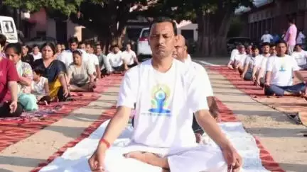 बिल्सी: बिल्सी में विधायक हरीश शाक्य और एसडीएम ने सैकड़ों लोगों के साथ किया योग, उत्साह के साथ मनाया गया योग दिवस