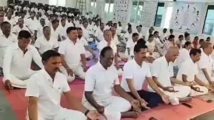 కామారెడ్డి: యోగ మానసిక ఉల్లాసానికి ఎంతగానో ఉపయోగపడుతుందని పట్టణంలో తెలిపిన ఎమ్మెల్యే రమణారెడ్డి
