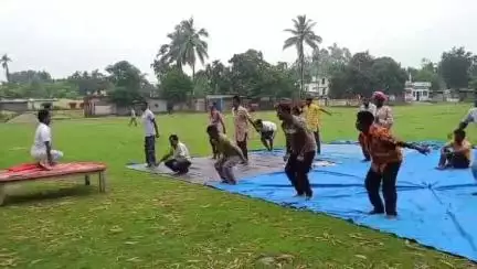 হেমতাবাদ: হেমতাবাদ গৌরাঙ্গ ক্লাবের মাঠে বিশ্ব হিন্দু পরিষদের উদ্যোগে আন্তর্জাতিক যোগা দিবস পালন