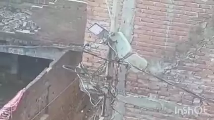 बिल्सी: मोहल्ला नंबर 8 में बिजली के तारों में आग लगने से सप्लाई बाधित, आग लगने का वीडियो हुआ वायरल