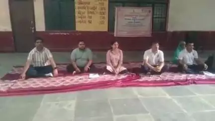 अमृतपुर: अमृतपुर तहसील में योग अंतर्राष्ट्रीय दिवस पर उप जिला अधिकारी, तहसीलदार, नायब तहसीलदार और लेखपालों ने किया योग अभ्यास
