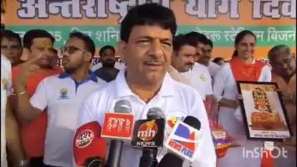बिजनौर: बिजनौर के नेहरू स्टेडियम में 11वें अंतर्राष्ट्रीय योग दिवस का आयोजन, प्रभारी मंत्री ने की शिरकत