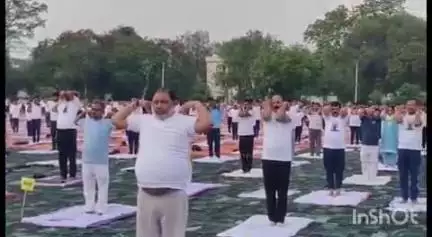 प्रतापगढ़: पुलिस लाइन में अंतर्राष्ट्रीय योग दिवस पर प्रभारी मंत्री के साथ DM, SP और हजारों लोगों ने किया योगाभ्यास