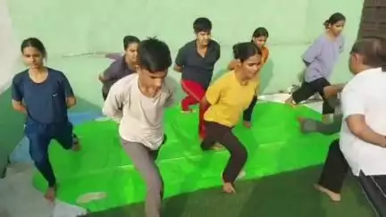 खेकड़ा: योग एक साधना ही नहीं, बल्कि मन और शरीर के सामंजस्य का प्रतीक एवं एकजुटता का संदेश है: घिटोरा में आचार्य आनन्द बैसला