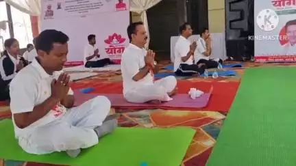 सारंगढ़ में योग दिवस का आयोजन, कृषि उपज मंडी में सांसद, स्कूली बच्चों और बुजुर्गों ने किया योगाभ्यास