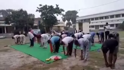 पातेपुर: पातेपुर के तीसीऔता हाई स्कूल मैदान में अंतर्राष्ट्रीय योग दिवस पर हुआ योगाभ्यास, विधायक भी शामिल हुए