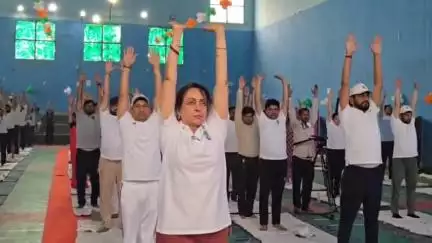 मथुरा: अंतर्राष्ट्रीय योग दिवस पर गणेशरा स्टेडियम में सांसद हेमा मालिनी ने किया योग, मनाया योग दिवस और लगाए पौधे
