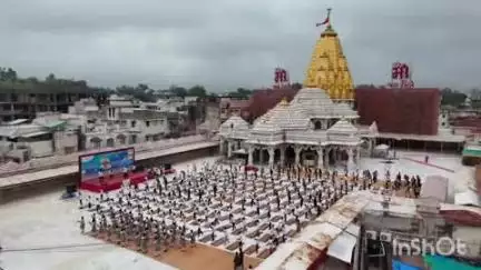 દાંતા: શક્તિપીઠ અંબાજી મંદિરમાં યોજાયા યોગ ગરબા, વિશ્વ યોગ દિવસ નિમિત્તે લોકોએ ગરબા રમતા રમતા કર્યો યોગ.