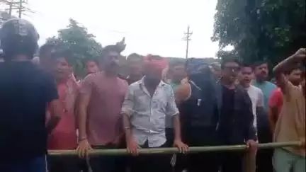 অমরপুর: উদয়পুর বন্ধুয়ার হঠাৎ চৌমুনী এলাকায় উদয়পুর অমরপুর সড়ক অবরোধ করে স্থানীয় জনগন