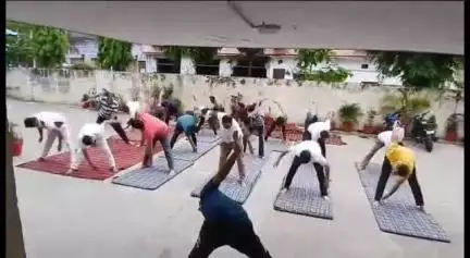 रामनगर: अंतर्राष्ट्रीय योग दिवस के अवसर पर कोतवाली परिसर में पुलिस विभाग के अधिकारियों और कर्मचारियों ने किया योगाभ्यास