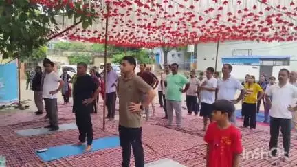 आरा: आरा सदर अस्पताल में अंतर्राष्ट्रीय योग दिवस के मौके पर भोजपुर जिला अधिकारी ने योग कर लोगों को योग के प्रति जागरूक किया