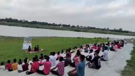 मझौलिया: आमावा मन झील के पास प्राकृतिक नज़ारों के बीच मनाया गया 11वां विश्व योग दिवस, बच्चों ने लिया संकल्प
