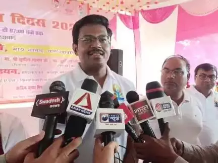 फर्रुखाबाद: सातनपुर मंडी में मंडलायुक्त कानपुर मंडल विजयेंद्र पांडियन ने 11वें योग दिवस के आयोजन पर की बात