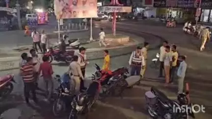 शाजापुर: ट्रैफिक पॉइंट पर बिना हेलमेट और गलत दिशा में ड्राइविंग करने पर चालान, ₹7900 जुर्माना वसूला