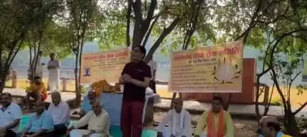 आरा: #InternationalYogaDay2025 
योग  दिवस पर तन - मन प्रसन्न तथा शुद्ध रखने के लिए पर्यावरण संरक्षण आवश्यक है -डॉक्टर द्विवेद