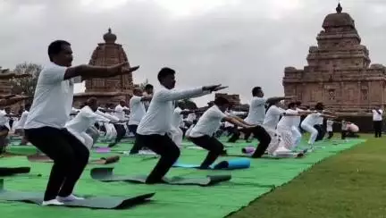ಬಾದಾಮಿ: ಐತಿಹಾಸಿಕ ಚಾಲುಕ್ಯರ ಸ್ಮಾರಕಗಳ ಆವರಣದಲ್ಲಿ ಎಲ್ಲರ ಗಮನ ಸೆಳೆದ ಕೇಂದ್ರ ಸಚಿವ ಪ್ರಹಲ್ಲಾದ ಜೋಷಿ ಅವರ ಯೋಗಾಸನ