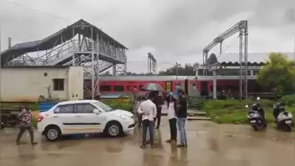 ಸಕಲೇಶಪುರ: ಪಶ್ಚಿಮ ಘಟ್ಟದಲ್ಲಿ ಹೆಚ್ಚಾದ ಮಳೆ,ಯಡಕುಮರಿ ಬಳಿ ರೈಲ್ವೆ ಹಳಿಯ ಮೇಲೆ ಗುಡ್ಡ ಕುಸಿತ