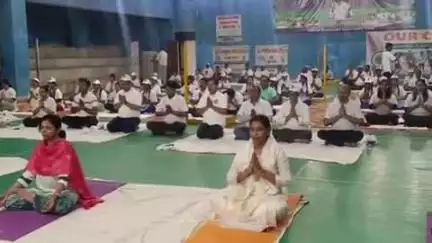 हाजीपुर: हाजीपुर के बसावन सिंह इंडोर स्टेडियम में अंतर्राष्ट्रीय योग दिवस का आयोजन