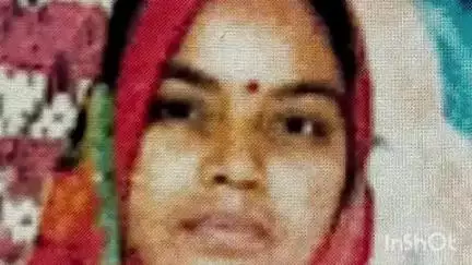 कायमगंज: गांव हमीरपुर खेड़ा निवासी महिला की खेतों में शौच करने गई थी, लोहे के तारों में करंट से हुई मौत
