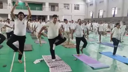 प्रतापगढ़: खेलगांव इन्डोर स्टेडियम में विश्व योग दिवस पर जिला स्तरीय कार्यक्रम, कलेक्टर डॉ. अंजली राजोरिया ने किया योग अभ्यास