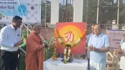 जळगाव: मूळजी जेठा महाविद्यालयात जागतिक योग दिनानिमित्त कार्यक्रम; स्वामी नयनप्रकाशजी यांचे मार्गदर्शन