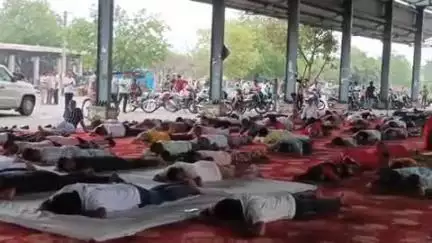 पीपलदा: इटावा में योग दिवस पर कृषि उपज मंडी परिसर में 'एक पृथ्वी, एक स्वास्थ्य' कार्यक्रम आयोजित, बड़ी संख्या में भाग लिया