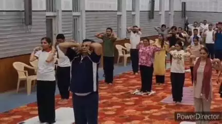 हमीरपुर: हमीरपुर के बचत भवन में मनाया गया अंतर्राष्ट्रीय योग दिवस, आयोजन आयुष विभाग की तरफ से हुआ