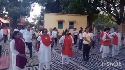 बांका: अंतर्राष्ट्रीय योग दिवस पर तारा मंदिर परिसर में लोगों ने किया योगाभ्यास