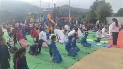 चम्पावत: जिला मुख्यालय मुड़ियानी में पतंजलि योग समिति ने अंतर्राष्ट्रीय योग दिवस पर योग कार्यक्रम का आयोजन किया